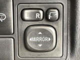 【電動格納ミラー】サイドミラーは電動格納式となっており、狭い駐車場でもキズがつくリスクを抑えられます。
