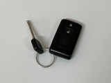 スマートキーを装備しています☆カギをカバンやポケットに入れて頂いた状態でドアロックの開閉やエンジンスタートをして頂けますよ!とても便利な装備です!