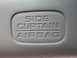 サイドカーテンエアバックシステムは、側面衝突時に大人から子供までさまざまな体格の乗員の頭部や頚部を広範囲で保護。特にセンターピラーへの頭部衝突を防ぐ展開性能を実現しています。