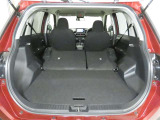 大きな開口幅で荷物を出し入れしやすいのが魅力のラゲージスペースです!リヤシートのシートバックの工夫で、更に積載容量が広くなり、よりたくさんの荷物の収納・長尺の荷物の収納が可能になります♪