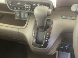 自然に手が届き、操作性の良いインパネシフトに、パーキングブレーキは、フットブレーキタイプなので、運転席と助手席の間はすっきりしています。