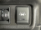 【車線逸脱防止支援システム(インテリジェントLI/LDP)】車線からはみ出しそうになると、車線内を走行するようにステアリング操作をサポートします!機能には限界があるためご注意ください。