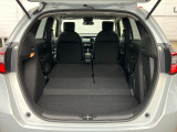 後部座席を前方に倒せば、広い荷室としてご利用いただけます!