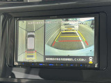 パノラミックビューモニター☆車両の前後左右に搭載された4つのカメラ映像を合成し、上空から見下ろしたような映像をナビ画面に映してくれます☆駐車場でのバック駐車時に死角を確認しやすいです☆