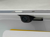 ナビゲーション等を装着した場合にバックするとき後方の安全確認ができるバックカメラが付いてます