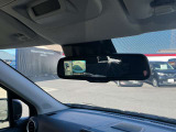 アラウンドビューモニター・バックモニター表示機能つきルームミラー。夜間走行時に便利な自動防眩機能付きです。