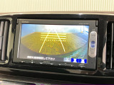 【バックカメラ】リバースにするだけで映ります、後方の安全確認や、狭い駐車場での車庫入れ、雨の日や夜間など視界の悪い時に便利です!安全にバックする為には欠かせない装備です。