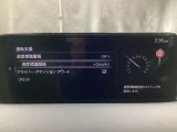 フォワードセンシングカメラで認識した交通標識をディスプレイに表示し、交通標識の見落とし防止を図り、安全運転を支援します。