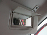 運転席側と助手席側にバニティミラーついていますちょっとした身だしなみが確認できます。
