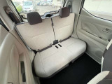 軽自動車とは思えない後席の広さで大人2人が乗っても広々快適にお過ごし頂けますまた内張にはドリンクホルダー付◎