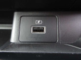 Type AのUSB電源ソケットが装着されております。移動中にスマホやタブレットの充電に便利です☆