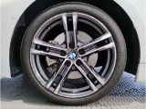 BMWの純正アロイホイールは軽量かつ強度にも優れているホイールで走行性能を引き上げる設計になっております。足元にもBMWは妥協がなくこだわっている個所になります。