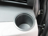運転席側の手の届きやすい位置にドリンクホルダーが付いています。