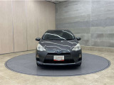 お車購入のポイントとなるフロントマスクです!シャープな目つきが印象的なデザインのヘッドランプです。