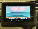 ギヤをR(バック)に入れるとナビの画面に後ろの映像が映るリアカメラ付です。後退時、コンディションが悪い視界でもカラーバックモニターがドライバーをサポートします。