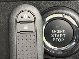【キーフリーシステム】カバンやポケットに入れたままでもドアの施錠・解錠が可能なスマートキーを装備。エンジンのオン・オフ時もカギを取り出す必要が無いからとっても便利です♪