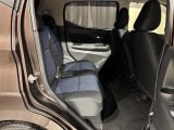 後部座席は足元広々でゆったりと乗れるスペースです♪