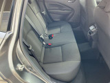 足元ゆったりの後部座席!大人二人が並んで座っても広々空間でドライブをお楽しみいただけます☆