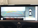 《パノラミックビューモニター(床下透過表示機能付)》クルマを上から見たような画像をディスプレイに表示し、運転席から確認しにくい箇所も確認できます。車両直下及びタイヤ付近のアンダーフロアの確認も可能です