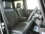 運転席のスペースはゆったりしていて、視界も広く確保されているので普段の運転からロングドライブまで快適です。