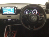 【ハンドル】運転にかかわる様々な操作を安全に行えるように視点移動が少なく操作性に配慮されたスイッチ類が凝縮されたコックピットです。