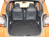 簡単に収納できる後部座席!大空間が出現します!シートアレンジが多彩な点も特徴です!レジャー用品も積み込めます!