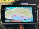 【バックカメラ】駐車時に後方がリアルタイム映像で確認できます。大型商業施設や立体駐車場での駐車時や、夜間のバック時に大活躍!運転スキルに関わらず、今や必須となった装備のひとつです!