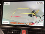 こちらのバックカメラは画面にラインが表示されておりますので、バック持のクルマの進行方向の目安になります。より高いレベルで車庫入れをサポートする、便利な機能ですね。