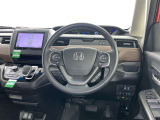 運転席まわりです。 各操作スイッチは使いやすい位置に配置されてます。