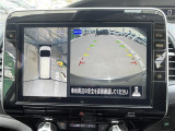 【アラウンドビューモニター】まるでクルマを真上から見下ろしたかのような視点で駐車をサポートします!クルマの斜め後ろや真横など、前後左右の4つのカメラの映像が合成されて、モニターに映し出されます。