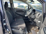 ベンチシートで、広々運転できます!狭い道もスイスイ走行できるので、安心です!