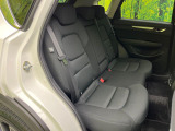 後部座席も気になるようなキズ・汚れやへたり等、大きなダメージはなく、良好な状態です。