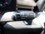 オートライト機能が装備されており暗い場所に入ると車両が検知しライトのON・OFFを自動的に切り替えてくれますので非常に便利な装備です♪