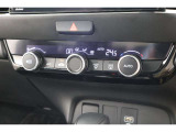 フルオートエアコンが装備されています!お好みの温度設定をするだけでエアコンの風量やモードの切り替えを自動でコントロールしてくれます!ユーザーの操作が少なく燃費走行にもつながります!