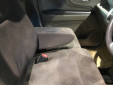 アームレストは、運転中の腕をしっかりと支えることで、疲労を大きく軽減してくれます。