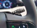 【パドルシフト】スポーツカーにある装備でステアリングから手を放すことなくシフトチェンジが可能な人気快適機能になります。
