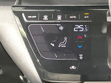 【オートエアコン】一度お好みの温度に設定すれば、車内の温度を検知し風量や温度を自動で調整。暑い&hellip;寒い&hellip;と何度もスイッチ操作をする必要はありません。快適な車内空間には必須の機能ですね♪