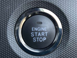 バッグやポケットにキーを入れっ放しでもエンジンON/OFFできるエンジンスイッチ。