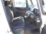 体が沈み込まないちょうどいい固さのシートなので、長時間の運転も疲れづらいんですよ♪足元もすっきりと広いです!