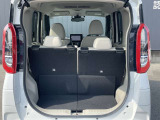 ラゲッジルームの容量も十分☆後席はスライドするので広さを調整することができます♪