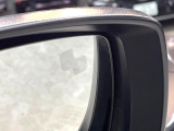 【ブラインドスポットモニタリング】走行中、ドアミラーの死角になりやすい箇所に後続車が接近するとサイドミラー付近に警告を表示、ドライバーに注意喚起をしてくれます。