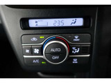 ★エアコンはオートタイプが装着済みです!オートモードにしておけば、車内温度を設定するだけで風の料や吹き出し口の切り替えを機械が行ってくれます!一年中快適な環境を作れますよ♪