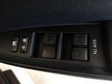 パワーウィンドウスイッチで運転席から全席の窓の開閉ができます。