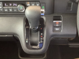 シフトはインパネシフト、パーキングブレーキは電子制御となっています。