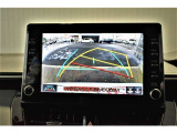 バックガイドモニター付き。車両後方の映像をナビ画面に表示し、駐車などの後退操作をサポートします。