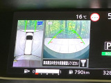 【アラウンドビューモニター】専用のカメラにより、上から見下ろしたような視点で360度クルマの周囲を確認することができます☆死角部分も確認しやすく、狭い場所での切り返しや駐車もスムーズに行えます。