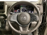 ハンドルにHondaセンシング系のクルーズコントロールやレーンキープアシストなどの操作スイッチが装備されています。ハンドルから手を離さず安全に操作できます。