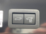 【パワーバックドア】スマートキーや運転席のボタンを押すだけでリアゲートが自動で開閉します!荷物を持っている時や、高い位置にあるバックドアを閉める際に便利な機能です♪
