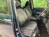 運転席まわりには十分なスペースがあり、大柄な方でもゆったり運転していただける環境です。