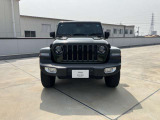「どこにでも行ける。何でもできる。」Jeepに息づく自由の精神はその素晴らしい性能で、Jeepだから辿り着ける未知なる世界へ誘い心と身体を開放します。